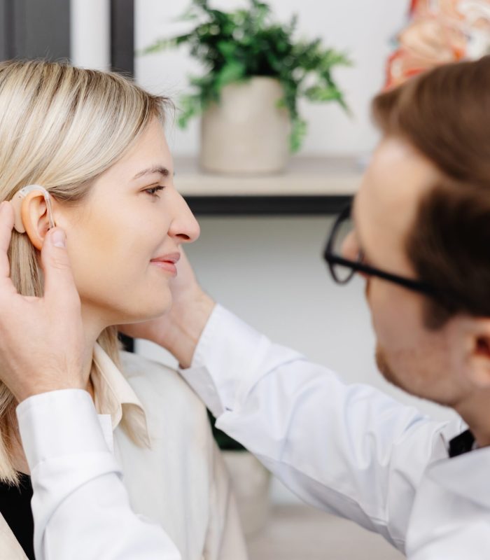 A,Young,Attractive,Otolaryngologist,Doctor,Gives,A,Consultation,To,A